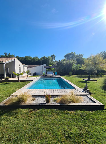piscine de 8mx4m avec un volet piscine intégré- fabrication france- pisciniste saintes et Charente Maritime